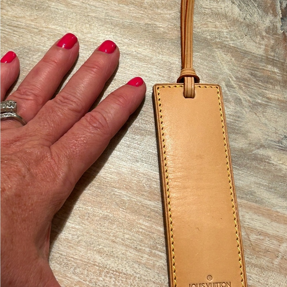 Authentic Louis Vuitton Bookmark! Leather - Picture 3 of 4